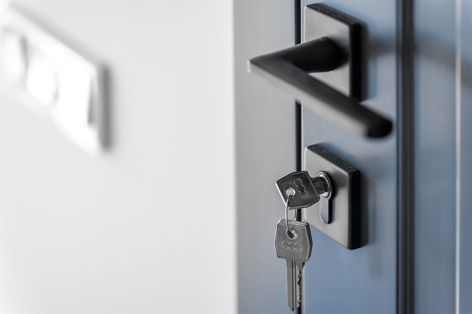 Clé dans la serrure d'une porte — intervention serrurier Speed Serrurier